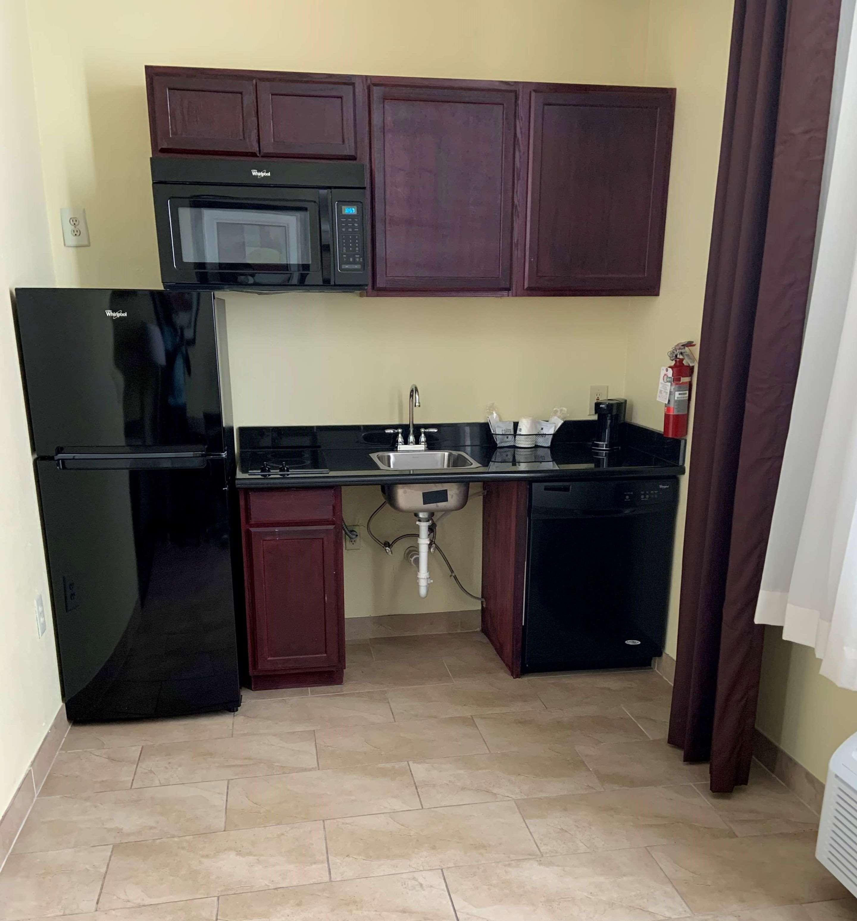 Best Western Airport Inn & Suites Cleveland Brook Park Екстер'єр фото