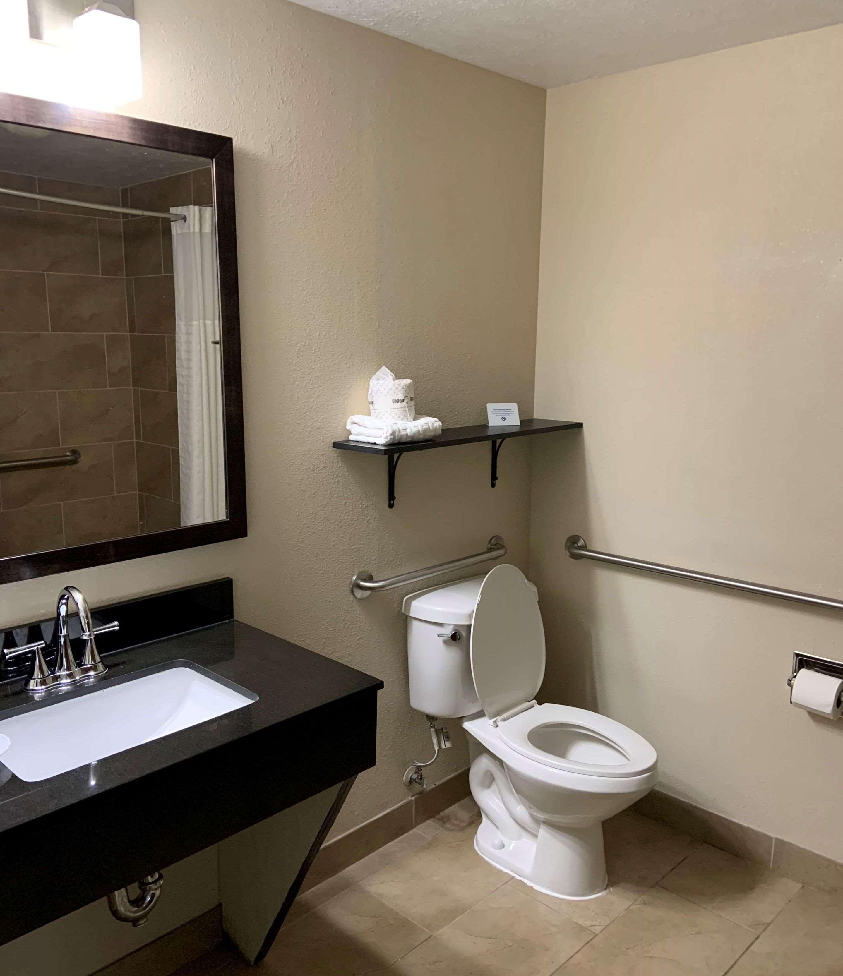 Best Western Airport Inn & Suites Cleveland Brook Park Екстер'єр фото