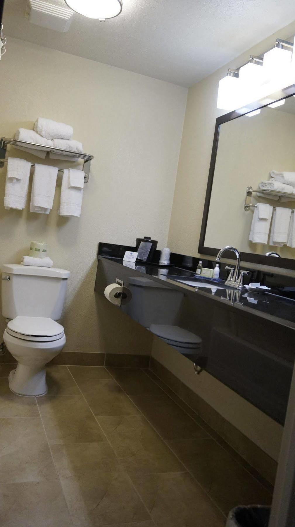 Best Western Airport Inn & Suites Cleveland Brook Park Екстер'єр фото